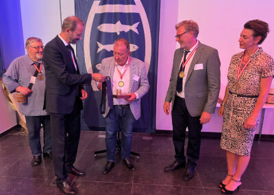 Übergabe der Matjesorden-Krawatte an den Geehrten 2025.